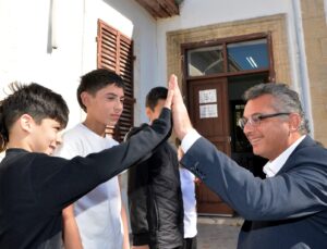 Erhürman’dan Dipkarpaz Rum Ortaokulu ve Dipkarpaz Recep Tayyip Erdoğan Ortaokulu’nu ziyaret