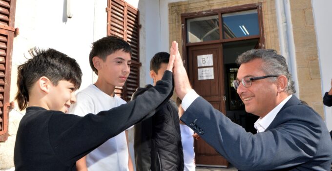 Erhürman’dan Dipkarpaz Rum Ortaokulu ve Dipkarpaz Recep Tayyip Erdoğan Ortaokulu’nu ziyaret