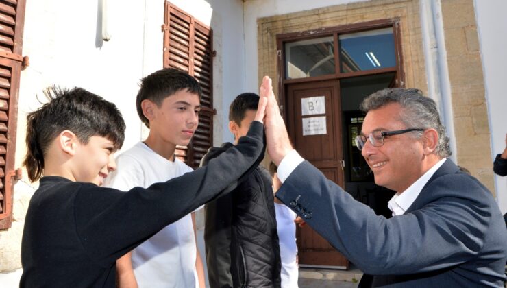 Erhürman’dan Dipkarpaz Rum Ortaokulu ve Dipkarpaz Recep Tayyip Erdoğan Ortaokulu’nu ziyaret