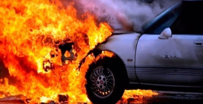 Seyir halindeki araç alev aldı