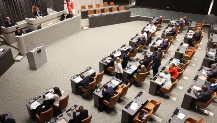 “KKTC Pasaport (Değişiklik) Yasa Tasarısı” ile “Oteller (Değişiklik) Yasa Tasarısı” oy çokluğuyla kabul edildi 1 “KKTC Pasaport (Değişiklik) Yasa Tasarısı” ile “Oteller (Değişiklik) Yasa Tasarısı” oy çokluğuyla kabul edildi