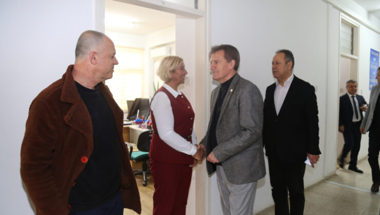 Arıklı, Bakanlık personeli ile bayramlaştı