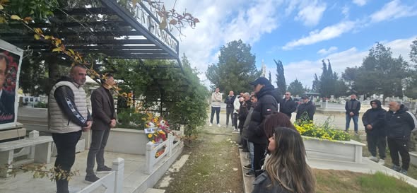 Attila Topaloğlu, 26. ölüm yıldönümünde Lefkoşa Kabristanlığı'nda anıldı 1 Attila Topaloğlu, 26. ölüm yıldönümünde Lefkoşa Kabristanlığı’nda anıldı