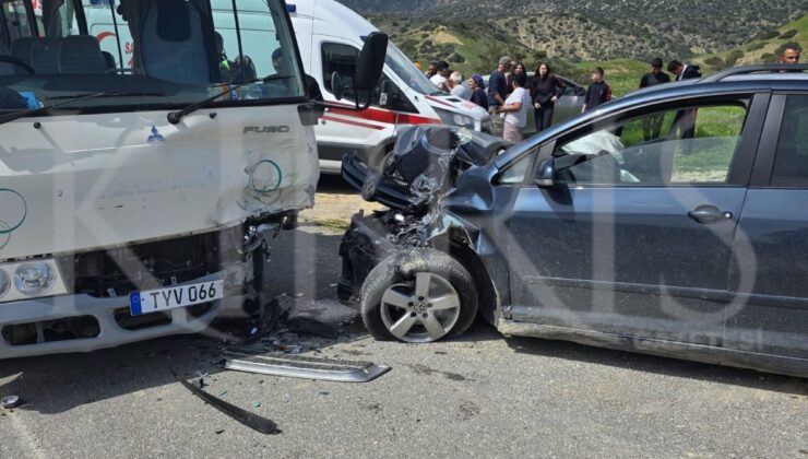 Avtepe-Kuruova Elisi Bölgesinde Okul Minibüsü ile Otomobil Çarpıştı: Öğrenciler Hafif Yaralandı