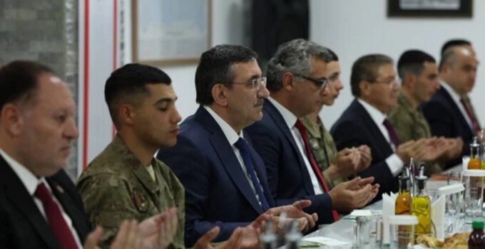 Cevdet Yılmaz KKTC ziyaretinde Lefkoşa Eşref Bitlis Kışlası’nda Mehmetçik ile iftarda buluştu