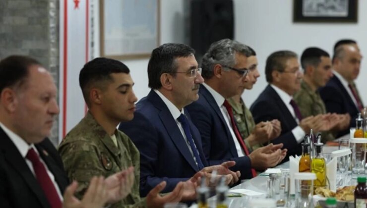 Cevdet Yılmaz KKTC ziyaretinde Lefkoşa Eşref Bitlis Kışlası’nda Mehmetçik ile iftarda buluştu 1 Cevdet Yılmaz KKTC ziyaretinde Lefkoşa Eşref Bitlis Kışlası’nda Mehmetçik ile iftarda buluştu