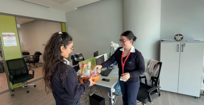 Ercan Havalimanı 8 Mart Dünya Kadınlar Günü’nde Çiçek ve Hediye Dağıtımı Gerçekleştirdi