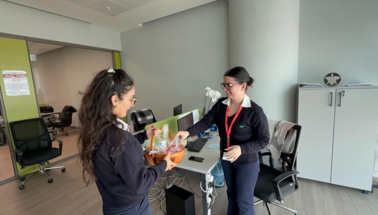 Ercan Havalimanı 8 Mart Dünya Kadınlar Günü’nde Çiçek ve Hediye Dağıtımı Gerçekleştirdi