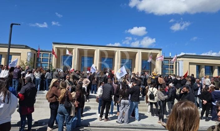 KTÖS Grev ve Eylemleri Askıya Aldı: Okullar Açık, Öğretmenler Görev Başında 1 KTÖS Grev ve Eylemleri Askıya Aldı: Okullar Açık, Öğretmenler Görev Başında
