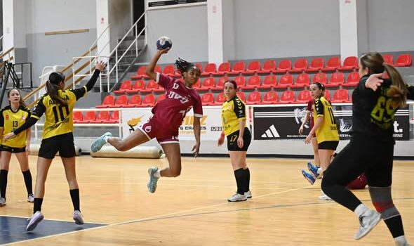 Hentbol Süper Ligi’nde UKÜ ve Esentepe sezonun açılışında öne çıktı