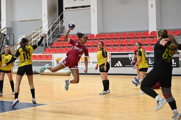 Hentbol Süper Ligi'nde UKÜ ve Esentepe sezonun açılışında öne çıktı 1 Hentbol Süper Ligi’nde UKÜ ve Esentepe sezonun açılışında öne çıktı