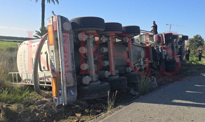 Karpaz-Gazimağusa ana yolunda tır devrildi