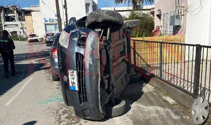 Ortaköy’de Trafik Kazası: Sürücü Kaldırıma Çarpıp Devrildi, 2 Kişi Yaralandı