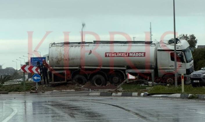 İskele-Karpaz Ana Yolunda Petrol Tankeri Kaza Yaptı 1 İskele-Karpaz Ana Yolunda Petrol Tankeri Kaza Yaptı