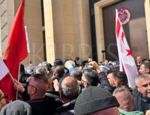 Sendikalar genel grevde: Eylemciler Meclis kapısına dayandı, hükümet görüşmeyi kabul etti!