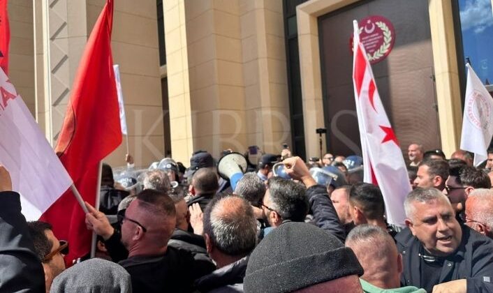 Sendikalar genel grevde: Eylemciler Meclis kapısına dayandı, hükümet görüşmeyi kabul etti!