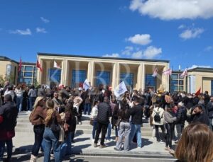 Sendikalar genel grevde: Sendika başkanları Başbakan Üstel ile görüşüyor