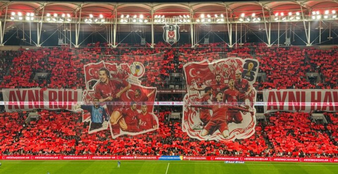 A Milli Takım tribünlerinden 2002 ruhunu hatırlatan pankart: “Aynı Ruh, Aynı Hava”