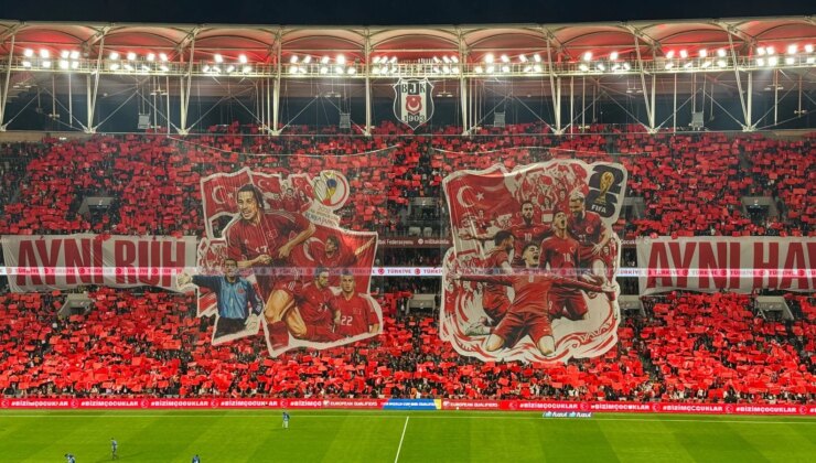 A Milli Takım tribünlerinden 2002 ruhunu hatırlatan pankart: "Aynı Ruh, Aynı Hava" 1 A Milli Takım tribünlerinden 2002 ruhunu hatırlatan pankart: “Aynı Ruh, Aynı Hava”