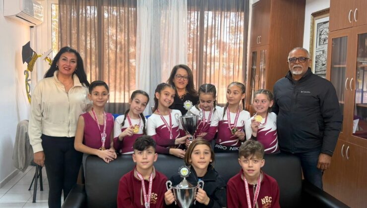 Yakın Doğu İlkokulu KKTC şampiyonu olarak artistik cimnastikte çifte zafer kazandı