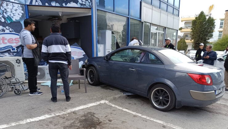 Lefkoşa'da Alışveriş Merkezi Otoparkında Vites Hatası Cam Vitrini Parçaladı 1 Lefkoşa’da Alışveriş Merkezi Otoparkında Vites Hatası Cam Vitrini Parçaladı