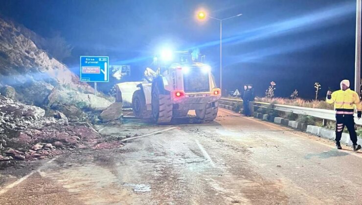 Lefkoşa–Girne Anayolu’nda Darboğaz Bölgesinde Yola Düşen Kayalar Temizlendi