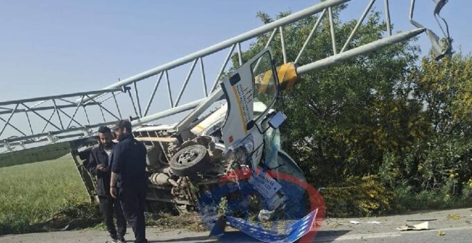 Dörtyol’da Lastik Patlaması Sonrası Tabela Araca Devrildi: Yaralılar Var