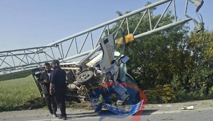 Dörtyol’da Lastik Patlaması Sonrası Tabela Araca Devrildi: Yaralılar Var