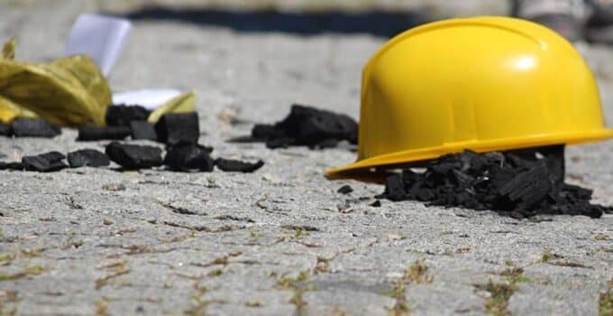 56 yaşındaki işçi boya yaparken merdivenden düştü