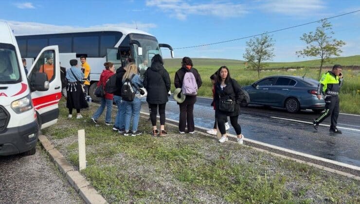 Aksaray’da Tur Otobüsü Refüje Çarpıp 16 Yaralı