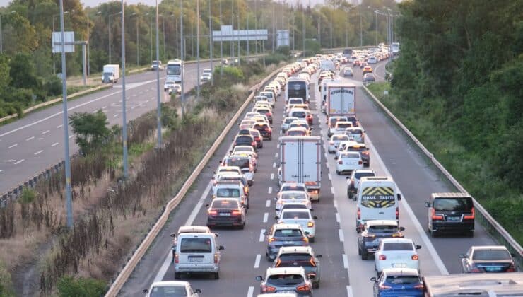 Anadolu Otoyolu’nun Düzce Geçişinde Trafik Kilitlendi
