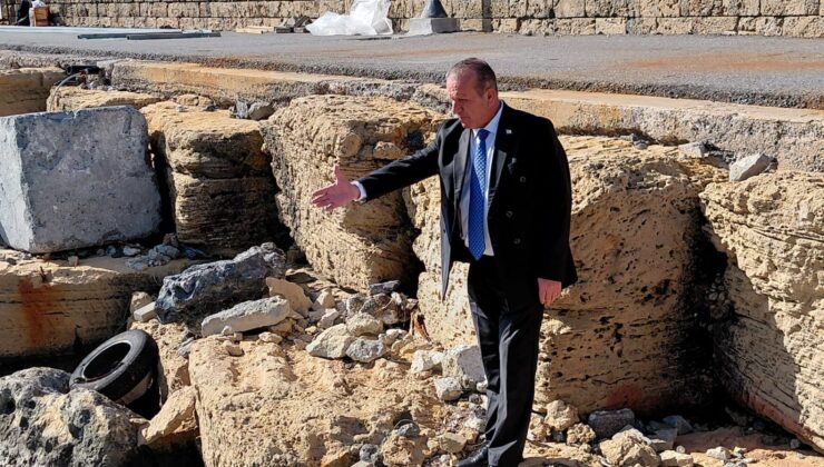 Ataoğlu, Girne Antik Limanı’ndaki iskele çalışmalarını denetledi