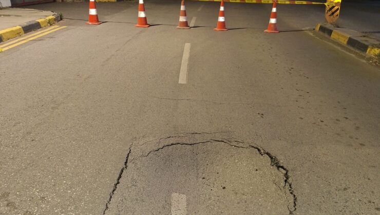 Atatürk Caddesi’nde yol çökmesi