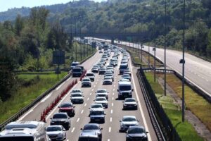 Bolu geçişinde çok şeritli otoyolda uzun araç kuyruğu ve yoğun trafik görülüyor.