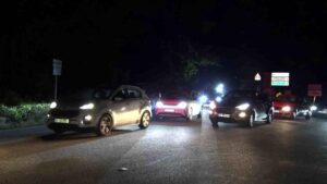 Gece vakti araçların ışıkları açık şekilde yoğun trafikte yolda ilerlediği görüntü