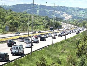 Bolu Geçişinde Trafik Yoğunluğu Yaşanıyor