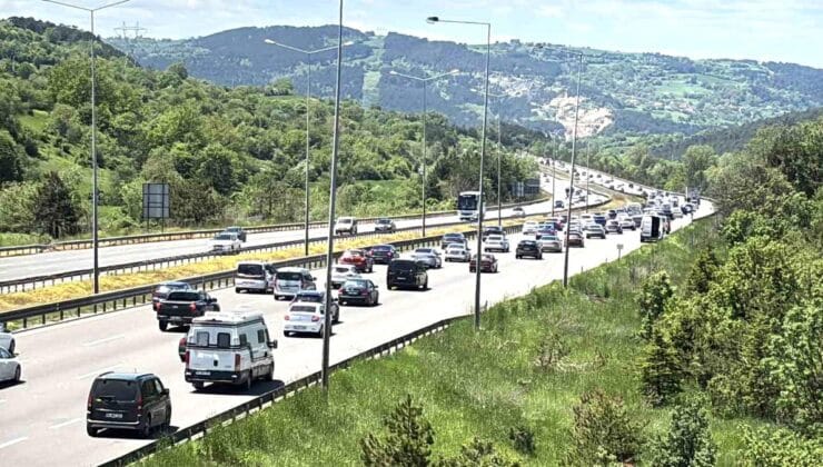 Bolu Geçişinde Trafik Yoğunluğu Yaşanıyor