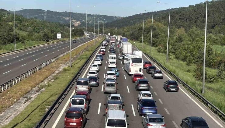 Bolu’da Tatilcilerin Dönüşü: Uzun Araç Kuyrukları Oluştu