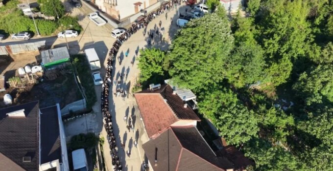 Bursa’da 60 yıldır süren bayramlaşma geleneğinde uzun kuyruk
