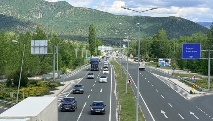 Çankırı’da D-100’de bayram dönüşü yoğun trafik devam ediyor