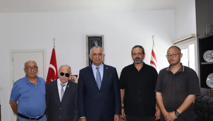 Çavuşoğlu, Engelliler Federasyonu temsilcileriyle buluştu