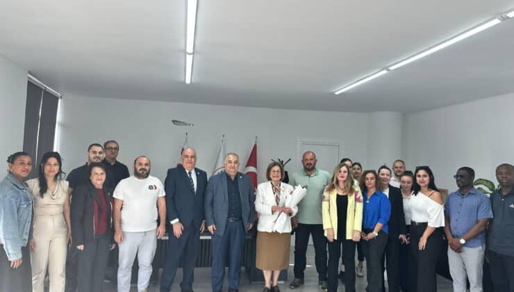 Dr. Tomris Mahirel’e yılın annesi unvanı takdim edildi