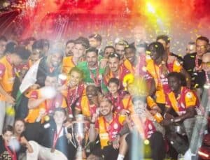 Galatasaray 26. şampiyonluğunu taraftarlarıyla kutladı
