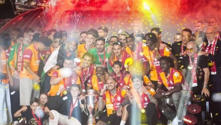 Galatasaray 26. şampiyonluğunu taraftarlarıyla kutladı
