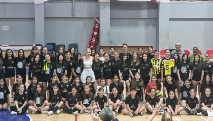 Gizem Örge, genç voleybolcularla bir araya geldi