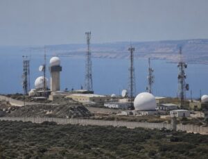 Güney Kıbrıs’ta halk, İngiliz üssüne askeri antenine karşı çıkıyor