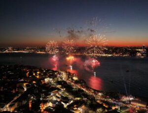 İstanbul Boğazı’nda havai fişek gösterisi havadan görüntülendi