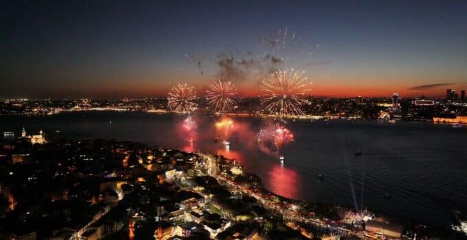 İstanbul Boğazı’nda havai fişek gösterisi havadan görüntülendi