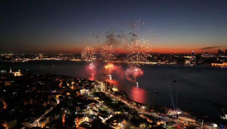 İstanbul Boğazı’nda havai fişek gösterisi havadan görüntülendi