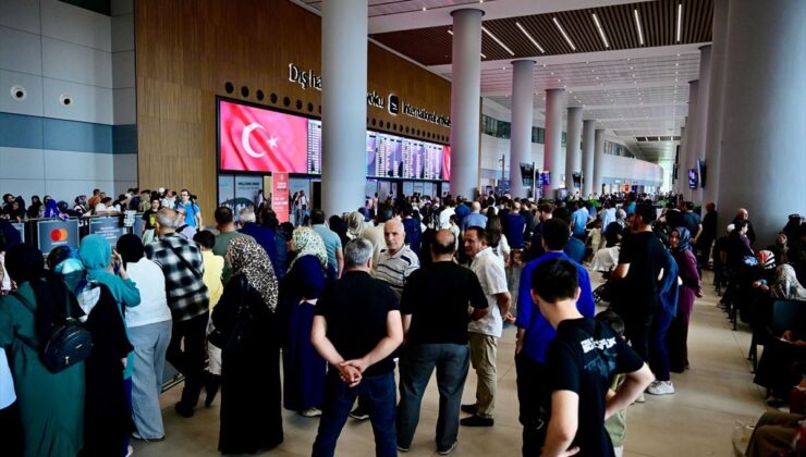 İstanbul Havalimanı’nda Bayram Dönüşü Yoğunluğu